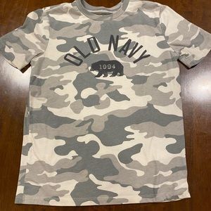 Camo old navy T-shirt size xl (14-16) in boys